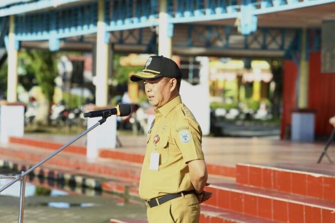 
					Asisten Bidang Pemerintahan dan Kesejahteraan Rakyat Sekretariat Daerah (Setda) Provinsi Kalimantan Utara (Kaltara), H. Datu Iqro Ramadhan, S.Sos., M.Si., memimpin apel pagi di lingkup Pemprov Kaltara, Senin (30/12/2024).