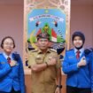 Gubernur Kaltara, Zainal Arifin Paliwang berfoto bersama siswi SMU Taruna Nusantara,