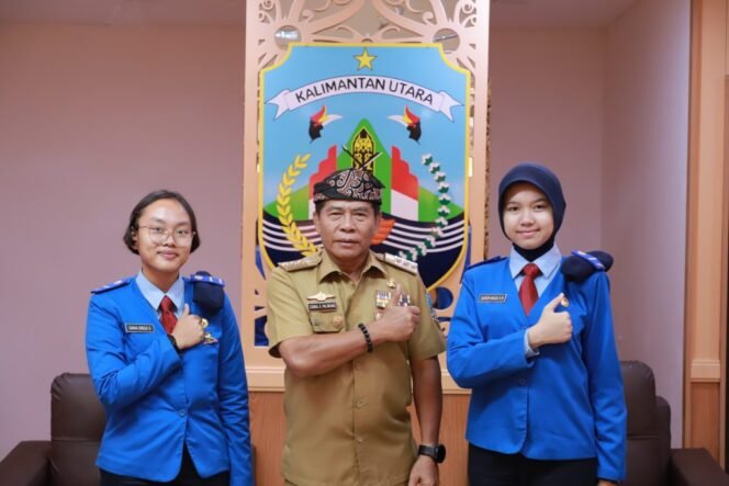 
					Gubernur Kaltara, Zainal Arifin Paliwang berfoto bersama siswi SMU Taruna Nusantara,