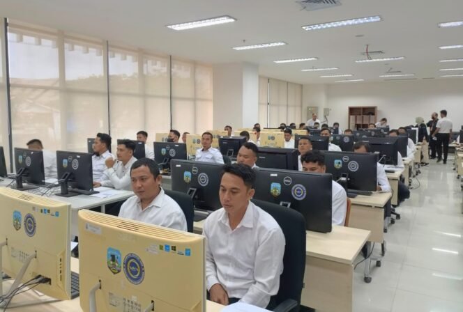 
					Pemerintah Provinsi Kaltara, melaksanakan seleksi kompetensi penerimaan Pegawai Pemerintah dengan Perjanjian Kerja (PPPK) Tahap 1 Tahun 2024, di Labotarium CAT Badan Kepegawaian Daerah (BKD) Kantor Gubernur Kaltara, Tanjung Selor, Rabu (11/12/2024).