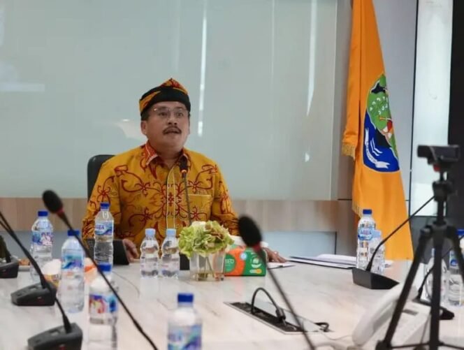 
					Pjs Gubernur Kaltara, Togap SImangunsong, memimpin rapat untuk mendukung program 100 hari Prabowo - Gibran,