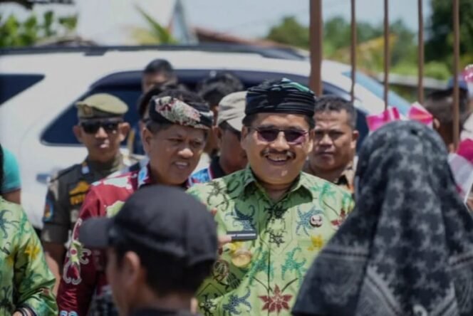 
					Pj Gubernur Kaltara, Togap Simangunsong saat meninjau uji coba MBG,
