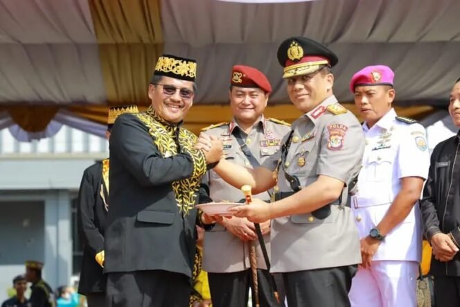 
					Pjs Gubernur Kaltara, Togap Simangunsong bersama Polda Kaltara, menunjukkan sinergytas di perayaan HUT 12 Kaltara,