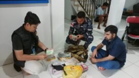 WNA Pakistan, Inayat Khan (34) saat diserahkan TNI AL Nunukan ke Petugas Imigrasi untuk penindakan keimigrasian,