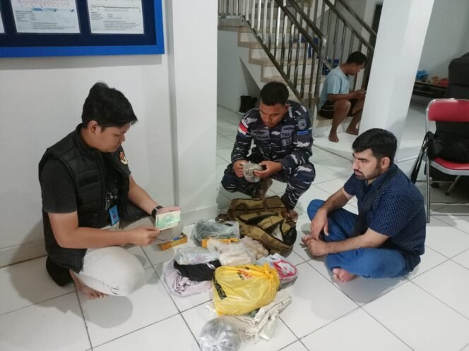 
					WNA Pakistan, Inayat Khan (34) saat diserahkan TNI AL Nunukan ke Petugas Imigrasi untuk penindakan keimigrasian,