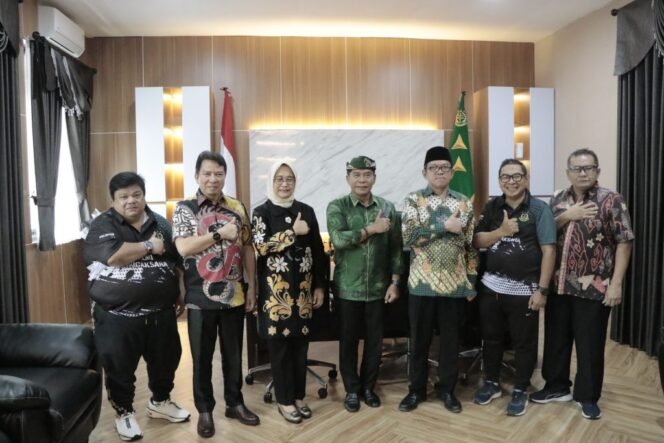 
					Gubernur Kaltara, Zainal Arifin paliwang, mengunjungi Kajati Kaltara, mengucapkan selamat atas kenaikan pangkat setingkat lebih tinggi,