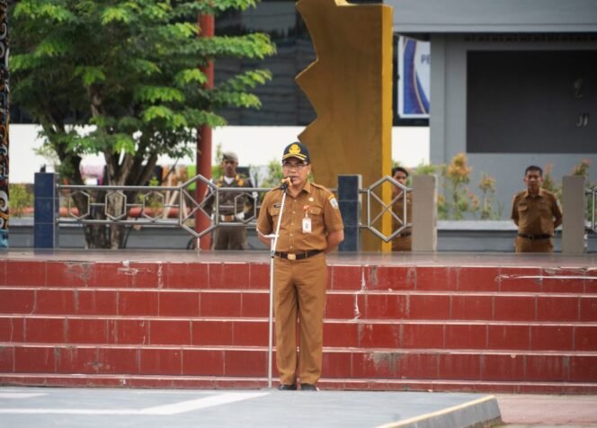 
					Sekprov Kaltara, Dr. H. Suriansyah, M.A.P., memimpin apel pagi gabungan di lingkup Pemerintahan Provinsi (Pemprov) Kaltara, di Lapangan Agathis, Tanjung Selor, Senin (23/12/2024).