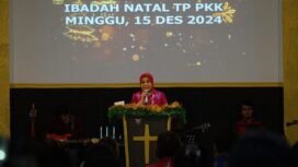 Ketua TP-PKK Kaltara, Hj. Rahmawati Zainal, SH., berbagi kebahagiaan dengan anak-anak Pekerja Migran Indonesia (PMI) Malaysia di Yayasan Santa Maria Protegente Lembaga Kesejahteraan Sosial Anak (LKSA) Gabriel Manek, Nunukan, Minggu (15/12/2024).