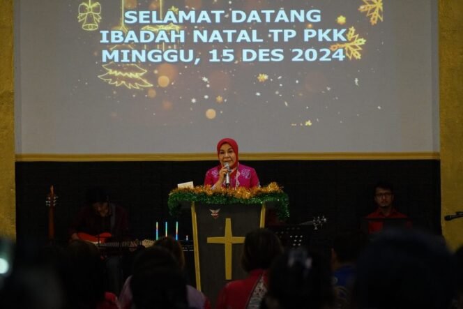 
					Ketua TP-PKK Kaltara, Hj. Rahmawati Zainal, SH., berbagi kebahagiaan dengan anak-anak Pekerja Migran Indonesia (PMI) Malaysia di Yayasan Santa Maria Protegente Lembaga Kesejahteraan Sosial Anak (LKSA) Gabriel Manek, Nunukan, Minggu (15/12/2024).