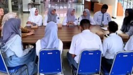 Gen Z sedang dirangsang minat bacanya dengan literasi digital.