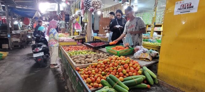
					Aktifitas Pasar Inhutani Nunukan, jelang Tahun Baru 2025.
