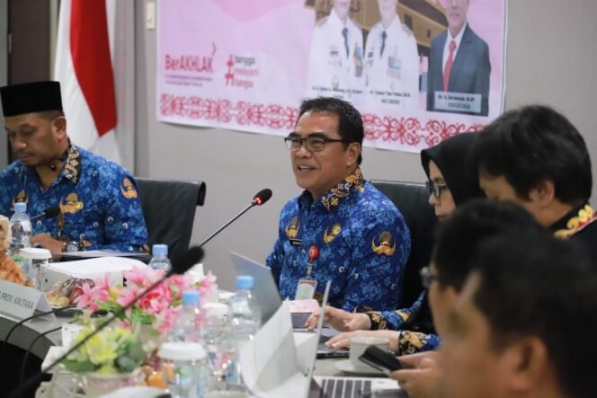 
					Sekprov Kaltara, Dr. H. Suriansyah, M.AP., membuka sekaligus memimpin Rapat Koordinasi (Rakor) Tim Pengendalian Inflasi Daerah (TPID) se-Kaltara, di Ruang Rapat Lantai 1 Eks Kantor Gubernur Kaltara, Tanjung Selor, Selasa (17/12/2024).