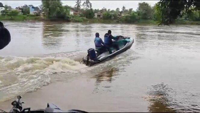 
					Sejumlah jet sky diterjunkan untuk pencarian Wilka (20). Ibu muda yang hanyut di Sungai Mentarang, Malinau, Sabtu (7/12/2024).