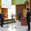 Gubernur Kalimantan Utara, Dr. H. Zainal A Paliwang, S.H., M.Hum., melantik sekaligus memimpin pengambilan sumpah/janji jabatan fungsional di lingkungan Pemprov Kaltara, di Ruang Pertemuan lantai 6 RSUD dr. Jusuf SK, Tarakan, Jum’at (27/12/2024).