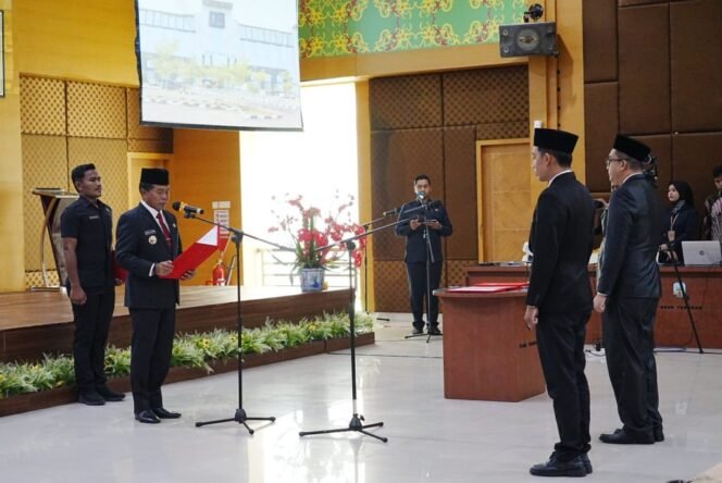 
					Gubernur Kalimantan Utara, Dr. H. Zainal A Paliwang, S.H., M.Hum., melantik sekaligus memimpin pengambilan sumpah/janji jabatan fungsional di lingkungan Pemprov Kaltara, di Ruang Pertemuan lantai 6 RSUD dr. Jusuf SK, Tarakan, Jum’at (27/12/2024).