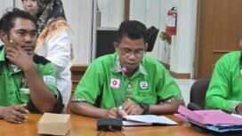 Ketua KSBSI PT SIL/SIP Maximus Bana saat mengadukan PHK sepihak dan tuntutan upah layak ke DPRD Nunukan, Senin (9/12/2024).