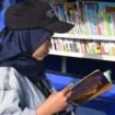Kebiasaan membaca buku masih tetap relevan. Warga negara maju masih memilih buku sebagai bacaan di tengah gempuran gadget.