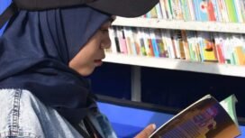 Kebiasaan membaca buku masih tetap relevan. Warga negara maju masih memilih buku sebagai bacaan di tengah gempuran gadget.