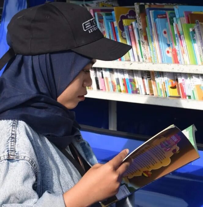
					Kebiasaan membaca buku masih tetap relevan. Warga negara maju masih memilih buku sebagai bacaan di tengah gempuran gadget.
