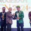 Gubernur Kaltara Zainal Paliwang menerima penghargaan pada Malam Anugerah Dewan Energi Nasional (DEN) 2024, yang berlangsung di Jakarta Convention Center, Rabu (11/12/2024), 