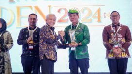 Gubernur Kaltara Zainal Paliwang menerima penghargaan pada Malam Anugerah Dewan Energi Nasional (DEN) 2024, yang berlangsung di Jakarta Convention Center, Rabu (11/12/2024), 