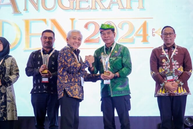 
					Gubernur Kaltara Zainal Paliwang menerima penghargaan pada Malam Anugerah Dewan Energi Nasional (DEN) 2024, yang berlangsung di Jakarta Convention Center, Rabu (11/12/2024), 