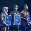 Gubernur Kaltara Zainal Arifin Paliwang menerima penghargaan HAM atas kontribusinya menjaga HAM di Kaltara,