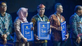 Gubernur Kaltara Zainal Arifin Paliwang menerima penghargaan HAM atas kontribusinya menjaga HAM di Kaltara,