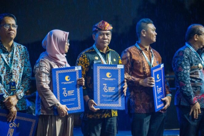 
					Gubernur Kaltara Zainal Arifin Paliwang menerima penghargaan HAM atas kontribusinya menjaga HAM di Kaltara,
