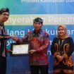 Gubernur Kaltara, Zainal Arifin Paliwang, menyerahkan penghargaan kepada berbagai pihak yang berkomitmen dalam perlindungan dan pengelolaan lingkungan di Kaltara.