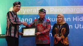 Gubernur Kaltara, Zainal Arifin Paliwang, menyerahkan penghargaan kepada berbagai pihak yang berkomitmen dalam perlindungan dan pengelolaan lingkungan di Kaltara.