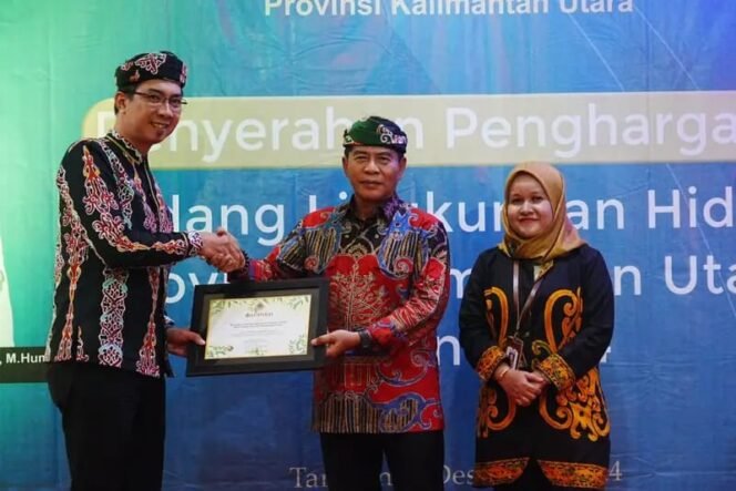 
					Gubernur Kaltara, Zainal Arifin Paliwang, menyerahkan penghargaan kepada berbagai pihak yang berkomitmen dalam perlindungan dan pengelolaan lingkungan di Kaltara.