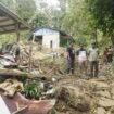 Gubernur Kaltara, Dr. H. Zainal A Paliwang, S.H., M.Hum., meninjau lokasi bencana sekaligus memberikan bantuan uang tunai kepada keluarga korban bencana longsor, di Kelurahan Karang Anyar, Tarakan.