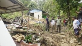 Gubernur Kaltara, Dr. H. Zainal A Paliwang, S.H., M.Hum., meninjau lokasi bencana sekaligus memberikan bantuan uang tunai kepada keluarga korban bencana longsor, di Kelurahan Karang Anyar, Tarakan.