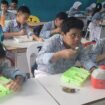 Pelajar SMPN 2 Nunukan menikmati sajian MBG,