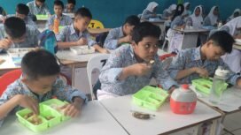 Pelajar SMPN 2 Nunukan menikmati sajian MBG,