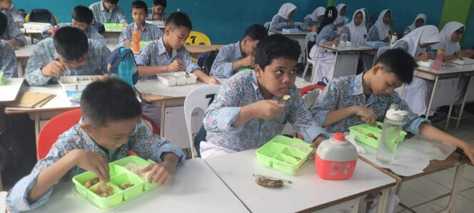 
					Pelajar SMPN 2 Nunukan menikmati sajian MBG,