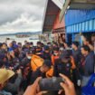 Evakuasi Andi Rizal, salah satu korban tewas kecelakaan speed boat Cinta Putri yang pecah dihantam gelombang di perairan menuju Sei Ular, Rabu (29/1/2025).