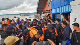 Evakuasi Andi Rizal, salah satu korban tewas kecelakaan speed boat Cinta Putri yang pecah dihantam gelombang di perairan menuju Sei Ular, Rabu (29/1/2025).