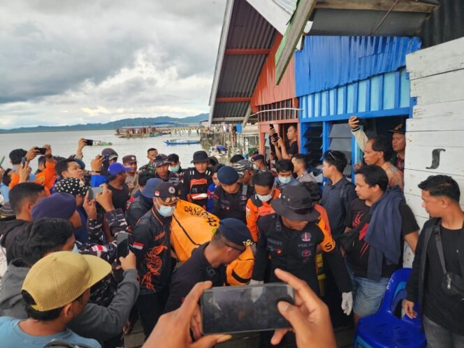 
					Evakuasi Andi Rizal, salah satu korban tewas kecelakaan speed boat Cinta Putri yang pecah dihantam gelombang di perairan menuju Sei Ular, Rabu (29/1/2025).