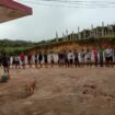 Warga Krayan Selatan mengantre BBM di APMS. Karena kuota hanya 1 ton, pembelian dibatasi 1 orang 3 liter saja. dok.Oktafianus Ramli.