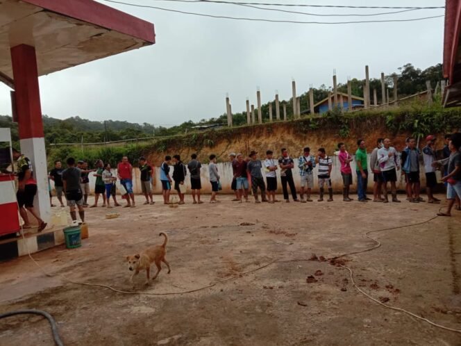 
					Warga Krayan Selatan mengantre BBM di APMS. Karena kuota hanya 1 ton, pembelian dibatasi 1 orang 3 liter saja. dok.Oktafianus Ramli.