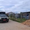 Petugas Satpol PP mendokumentasikan banyaknya bangunan liar di Jalan Lingkar yang terus bermunculan,