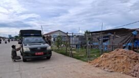 Petugas Satpol PP mendokumentasikan banyaknya bangunan liar di Jalan Lingkar yang terus bermunculan,