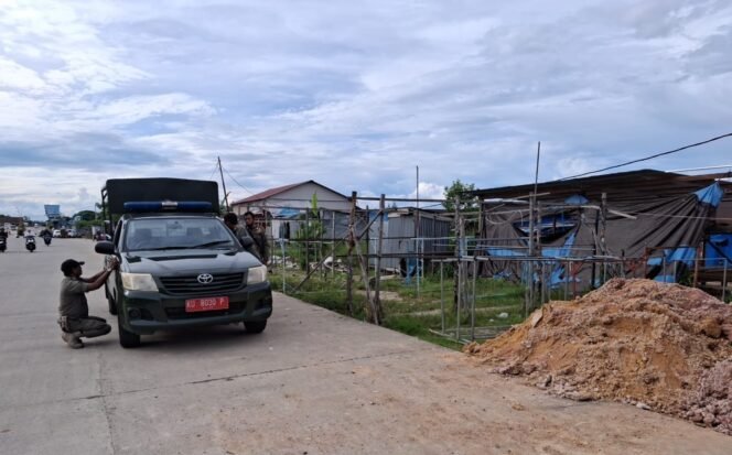 
					Petugas Satpol PP mendokumentasikan banyaknya bangunan liar di Jalan Lingkar yang terus bermunculan,