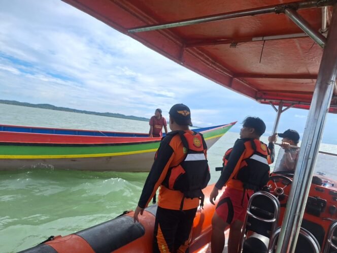 
					Tim SAR melakukan pencarian dua nelayan Sebatik yang hilang saat memasang pukat pada Selasa (31/12/2024) dini hari.  