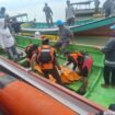 Tim SAR mengevakuasi dua jasad nelayan Sebatik yang tewas setelah perahunya terbalik dihantam ombak pada Selasa (31/12/2024) dini hari.