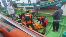 Tim SAR mengevakuasi dua jasad nelayan Sebatik yang tewas setelah perahunya terbalik dihantam ombak pada Selasa (31/12/2024) dini hari.
