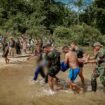 Satgas Pamtas RI Malaysia Yonarmed 11 Guntur Geni Kostras, mengevakuasi jasad Yulius, buruh PT BSI yang tewas tenggelam saat rekreasi ke Sungai Pasir Putih/Tonhap Siemanggaris,