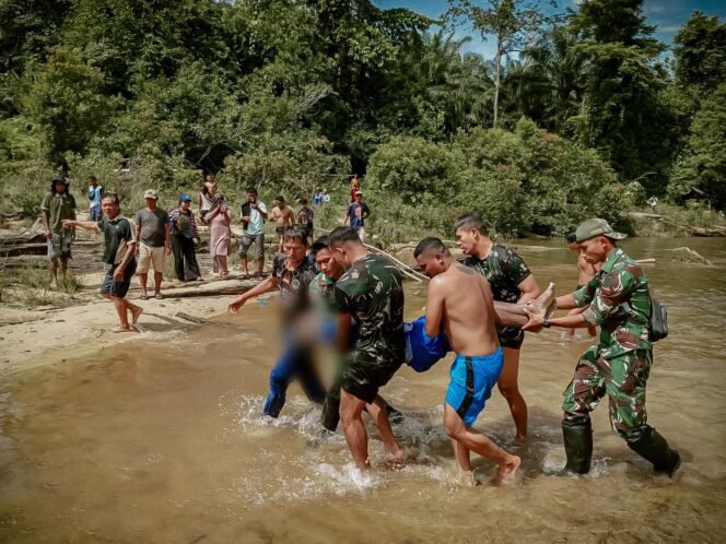
					Satgas Pamtas RI Malaysia Yonarmed 11 Guntur Geni Kostras, mengevakuasi jasad Yulius, buruh PT BSI yang tewas tenggelam saat rekreasi ke Sungai Pasir Putih/Tonhap Siemanggaris,